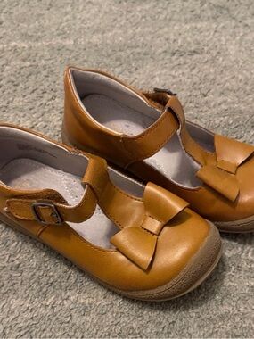 L’Amour Girls' Tan Mary Jane Bow Shoes - Kids